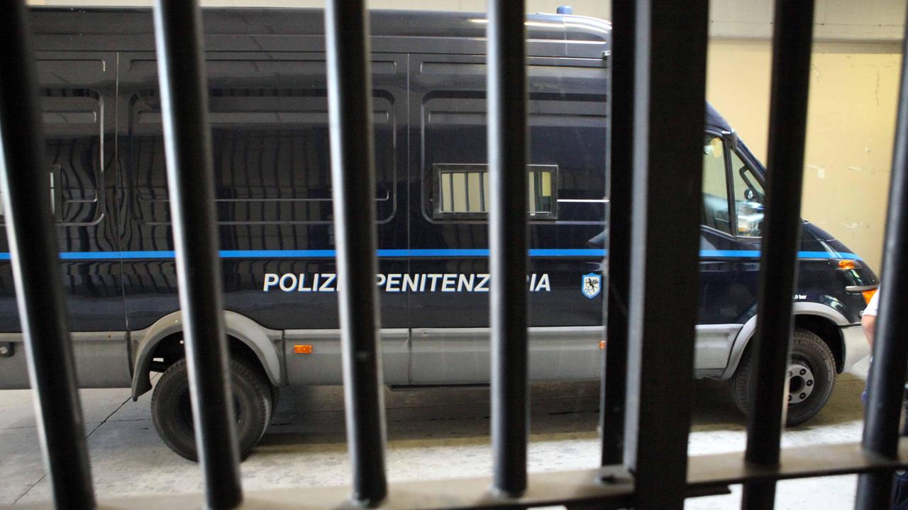 Reggio Emilia, detenuto incendia materasso: intossicato ispettore capo