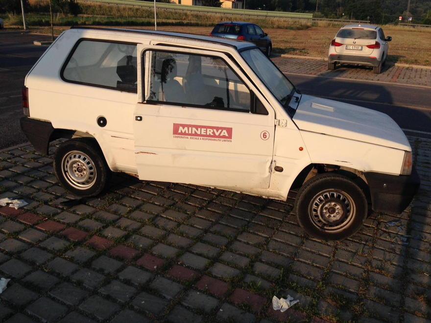 Ribaltano e devastano auto: vandali contro una cooperativa