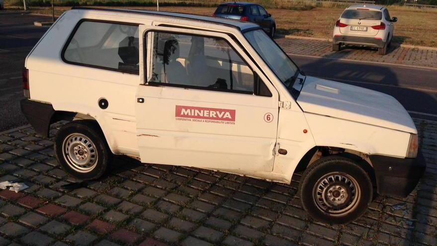 Ribaltano e devastano auto: vandali contro una cooperativa