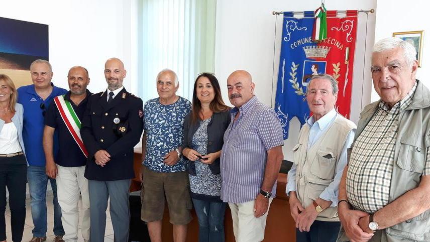 Giorgio Podda, quinto da sinistra, col sindaco e i suoi soccorritori nell'incontro a Palazzo civico