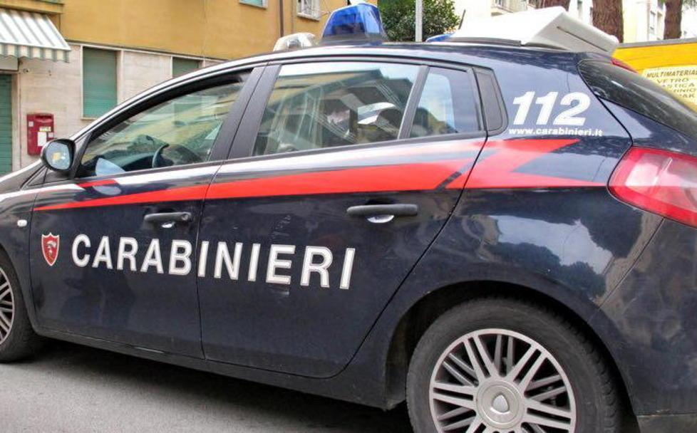 Bambina presa per un braccio e trascinata, riesce a fuggire 