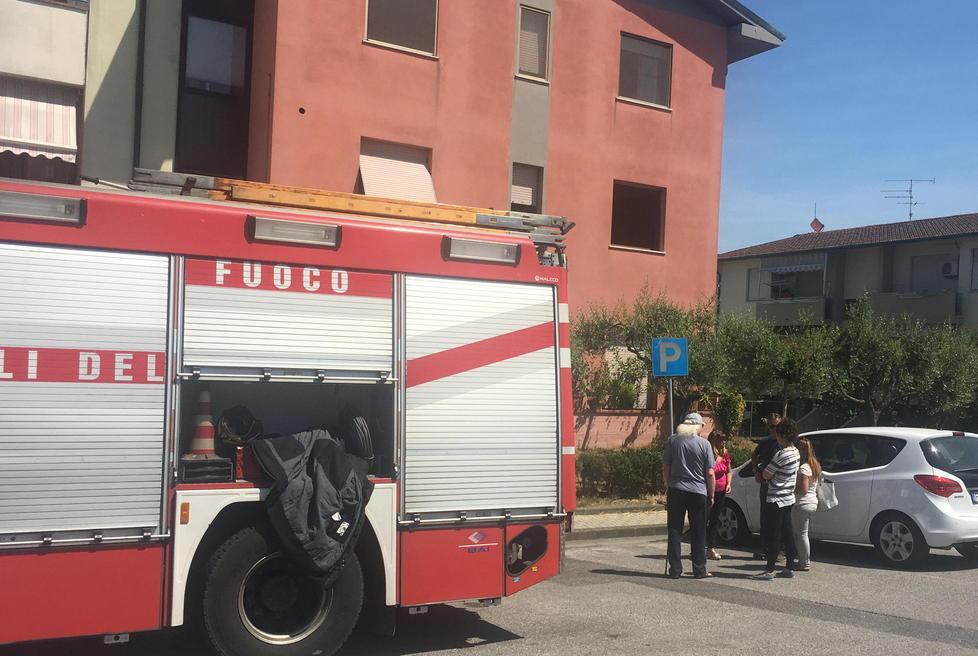 A fuoco una cucina anziana intossicata finisce all’ospedale