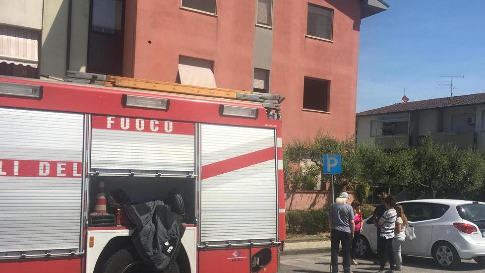 A fuoco una cucina anziana intossicata finisce all’ospedale