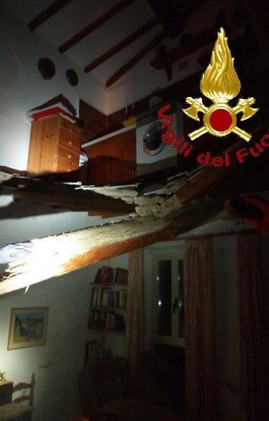 Crolla il solaio: paura nella notte a Vetulonia 