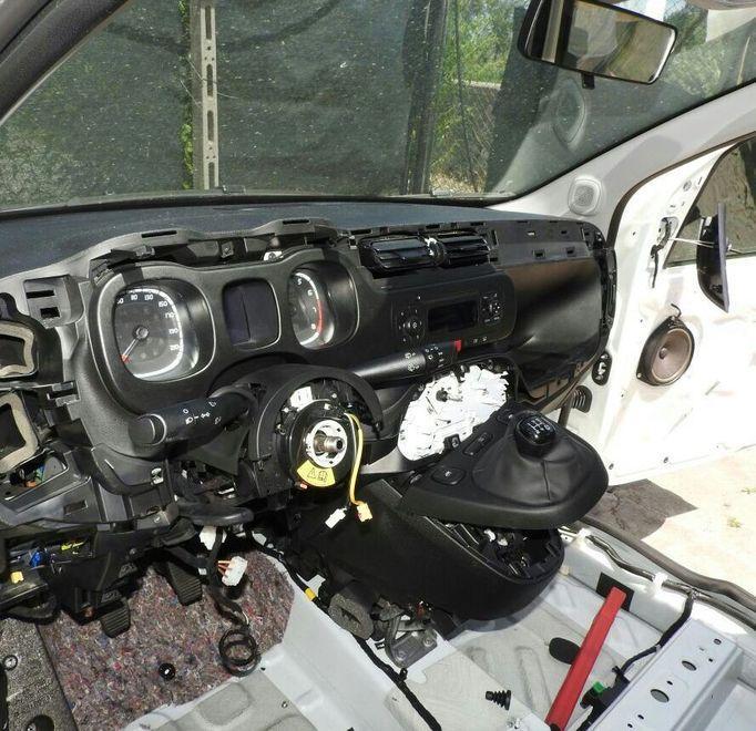 Nel box dell’operaio i carabinieri trovano tre auto rubate