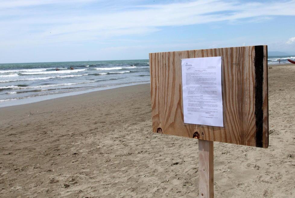 Si può fare il bagno a nord del Motrone resta il divieto a sud