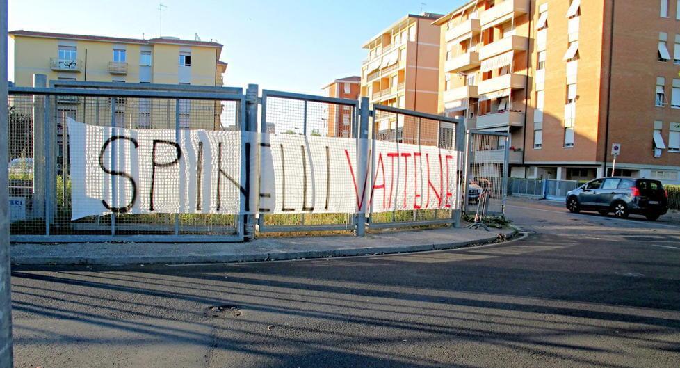 Spuntano gli striscioni anti-presidente 