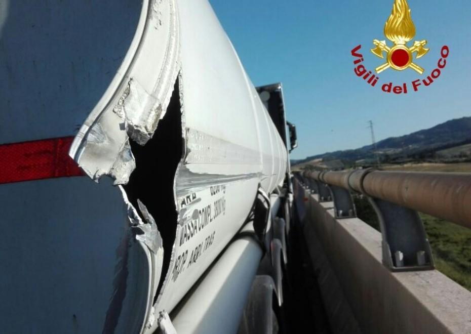 Autocisterna perde benzina sull’A12