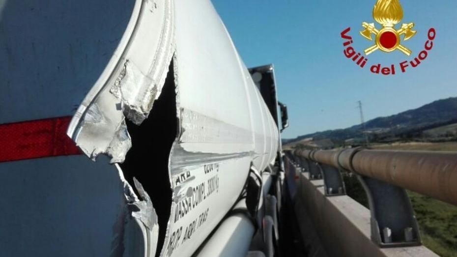 Autocisterna perde benzina sull’A12