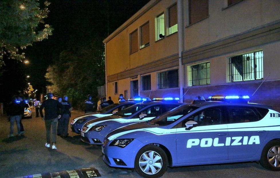 Tensione autonomi-Forza Nuova davanti ai profughi in via Milano