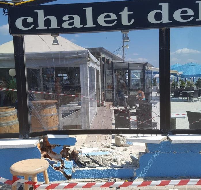 Con l’auto abbatte il muretto