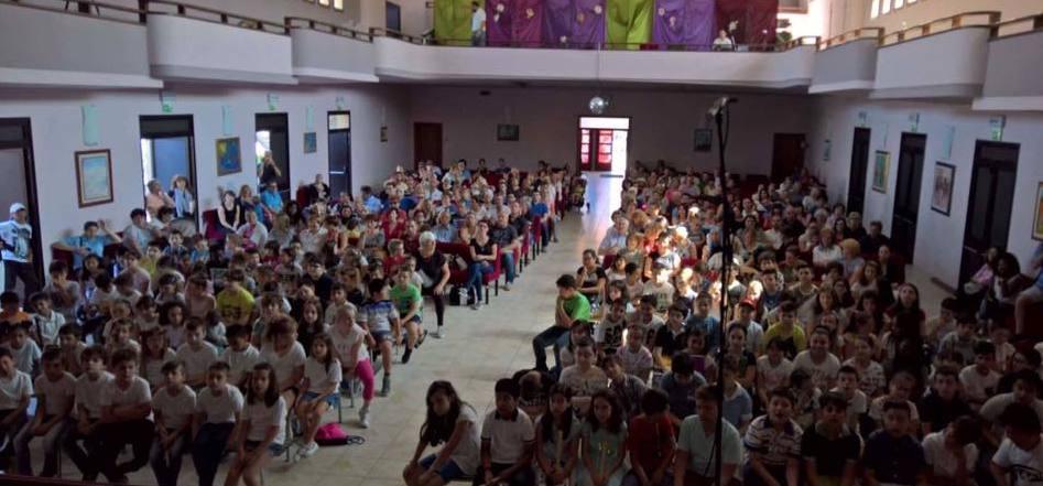 Rappresentazione in teatro per la chiusura delle scuole