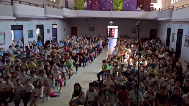Rappresentazione in teatro per la chiusura delle scuole