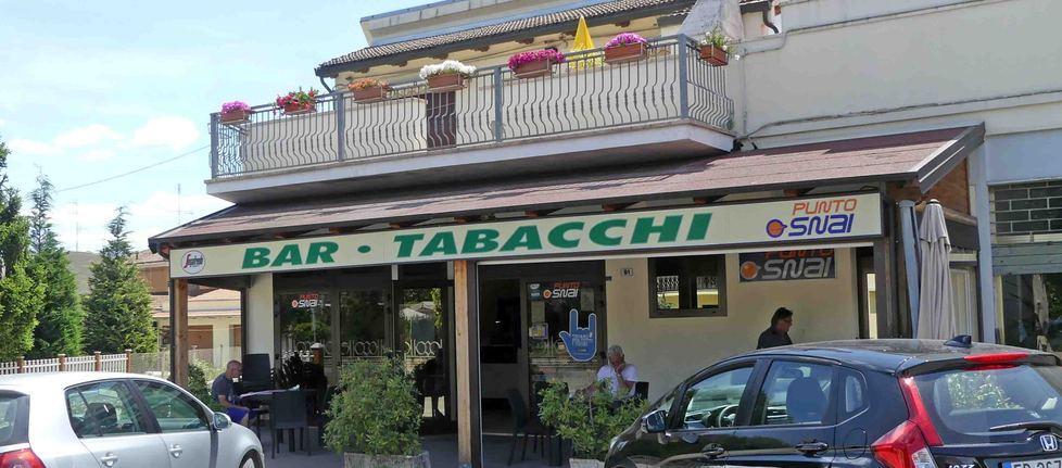 Spara in aria e mette in fuga i ladri 
