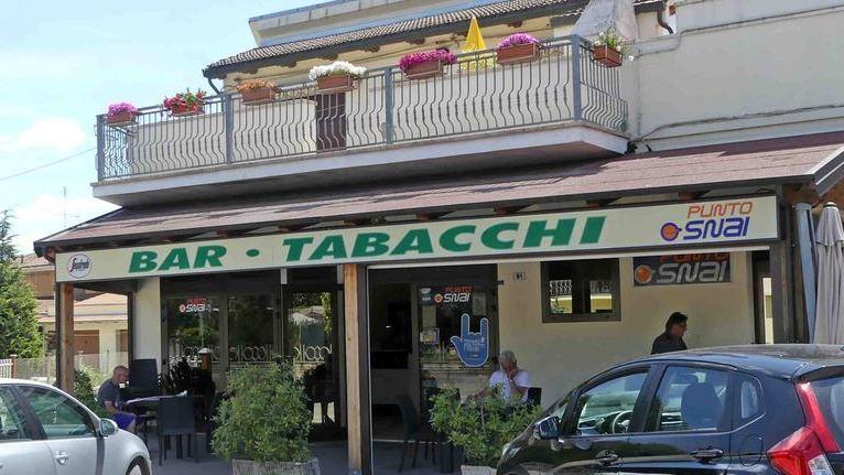 Spara in aria e mette in fuga i ladri