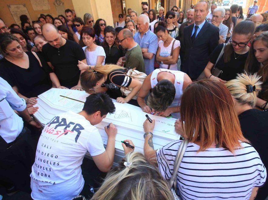 «Ciao Marzia, aiutaci da lassù» La mamma sviene ai funerali  