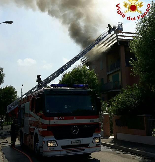 Palazzo in fiamme: 5 famiglie fuori casa 