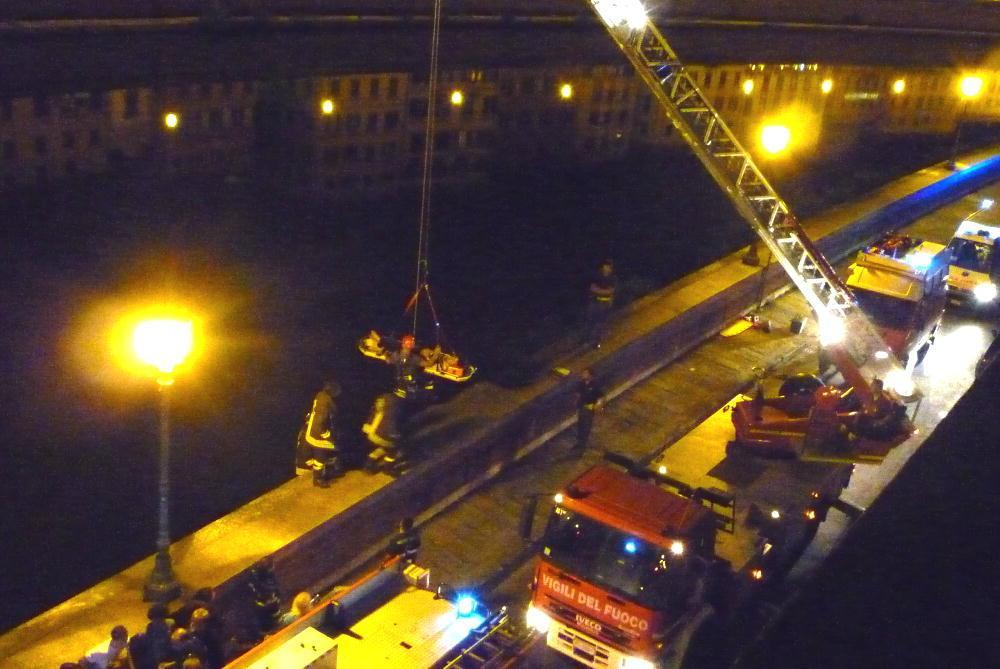 Un recupero dei vigili del fuoco dopo una caduta dalle spallette