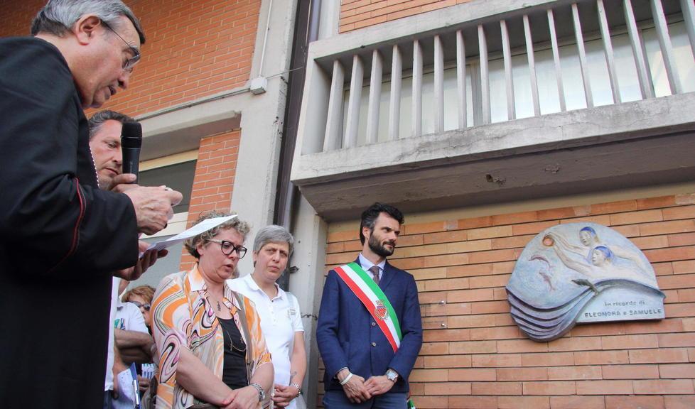 La benedizione della targa ad opera del vescovo Franco Agostinelli (Foto Batavia)