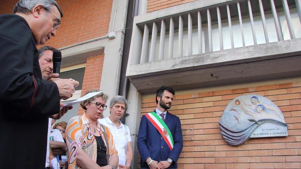 La benedizione della targa ad opera del vescovo Franco Agostinelli (Foto Batavia)