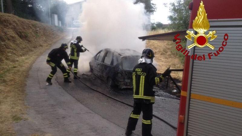Auto in fiamme a Poggio Murella (foto del Centro documentazione dei vigili del fuoco)