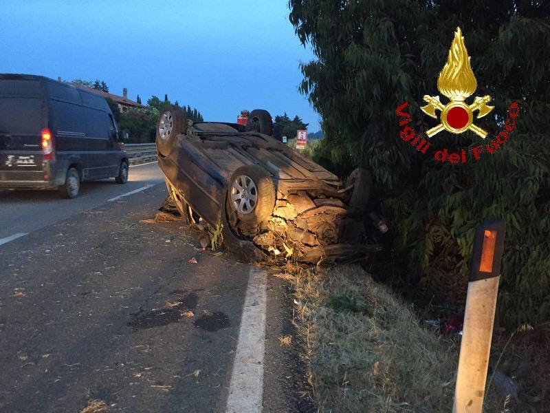 Auto cappottata ad Ansedonia (foto Centro di documentazione dei vigili del fuoco)