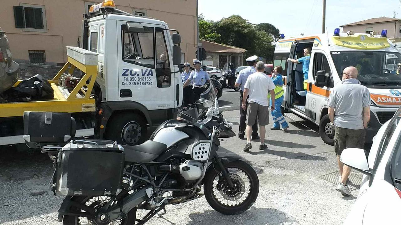 In primo piano la moto incidentata sullo sfondo il luogo dell'incidente (foto Muzzi)