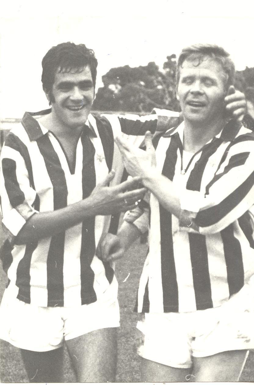 Cuccureddu con Haller il giorno del suo esordio nella Juve a Cagliari nel 1969 (foto Renzo Rosas)