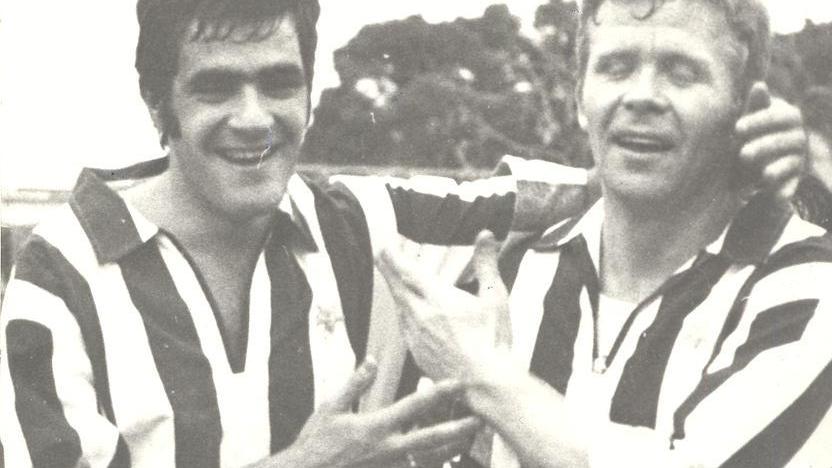 Cuccureddu con Haller il giorno del suo esordio nella Juve a Cagliari nel 1969 (foto Renzo Rosas)
