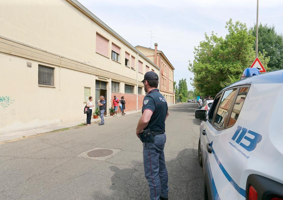 Modena: «L’ex asilo, un piccolo centro di smistamento»  