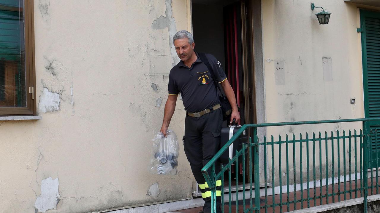 I vigili del fuoco escono dall'appartamento del pensionato (Foto Nucci)