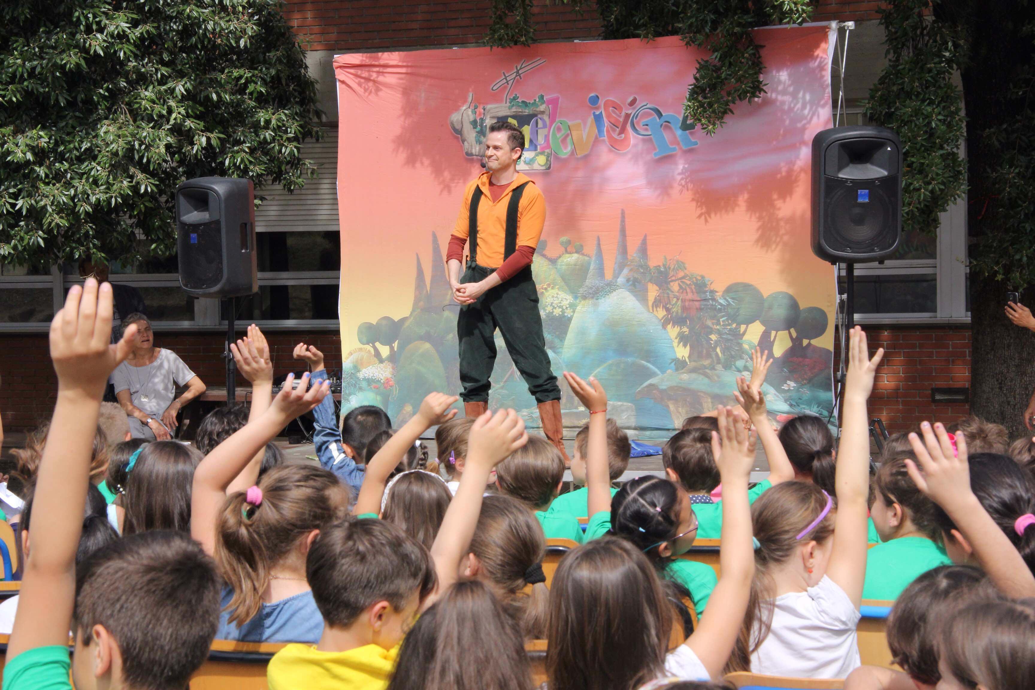 Lorenzo Branchetti sul palco della scuola elementare Santa Gonda (foto Batavia)
