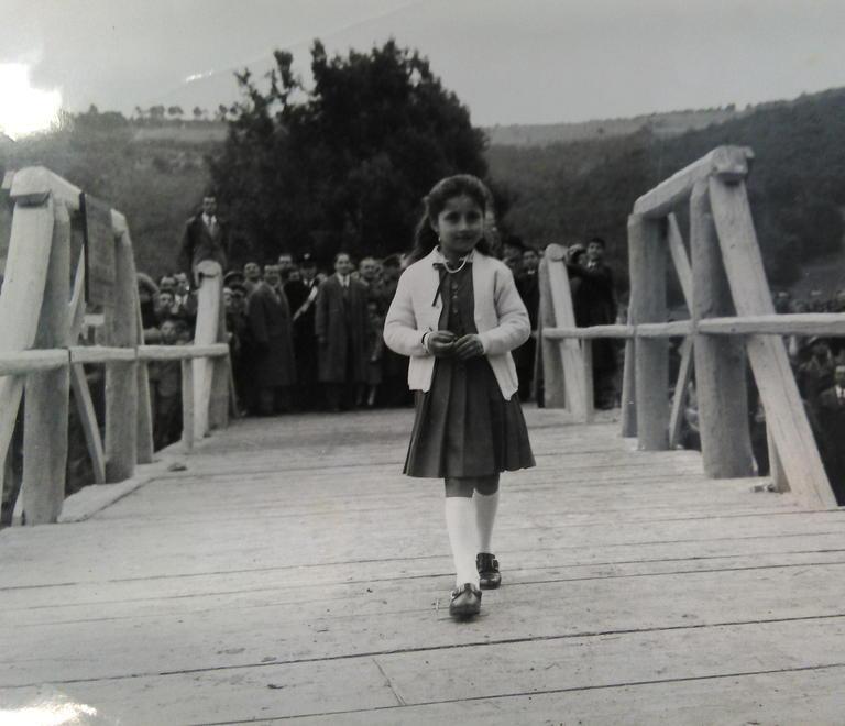 La bambina mentre attraversa il ponte sul Chioma al taglio del nastro: è il 1958