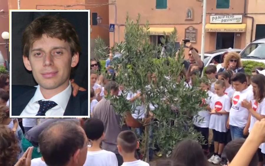Lorenzo Claris Appiani e gli alunni che piantano gli alberi