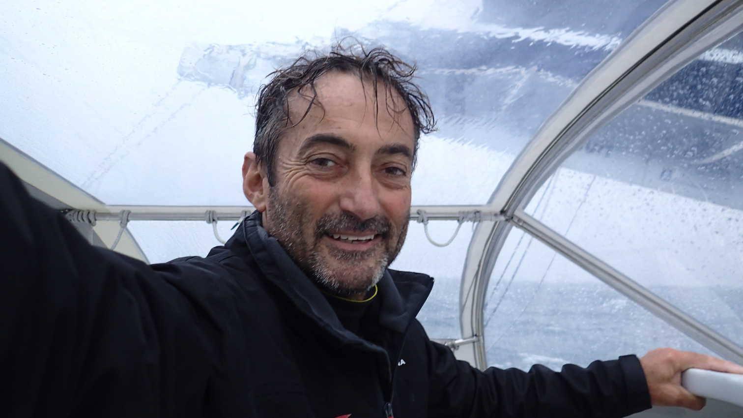 Andrea Mura riesce a sorridere anche in mezzo alla tempesta