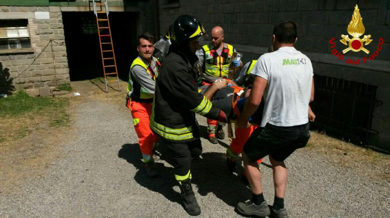 Vetto: uomo precipita all'interno di un fienile, è grave 