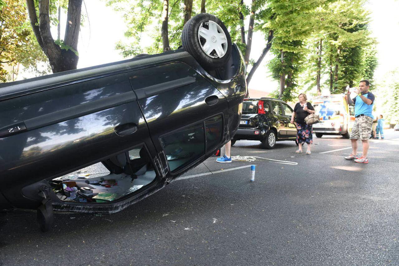 L'auto ribaltata