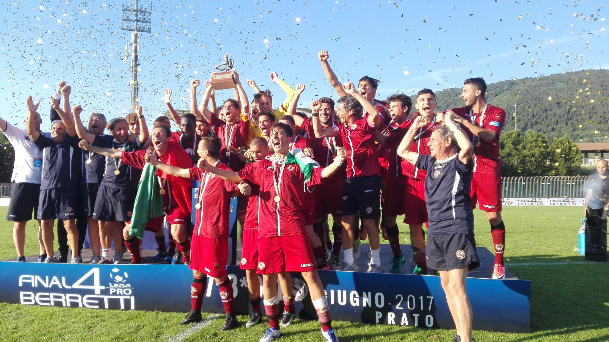 La festa amaranto (foto da Twitter @LivornoCalcio)