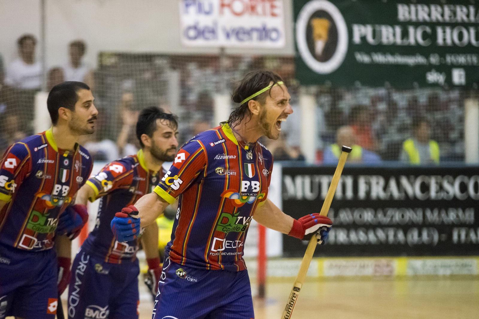 La gioia rabbiosa di Alberto Orlandi dopo uno dei tre gol rifilati al Lodi in gara 2 (foto Gabriele Baldi)