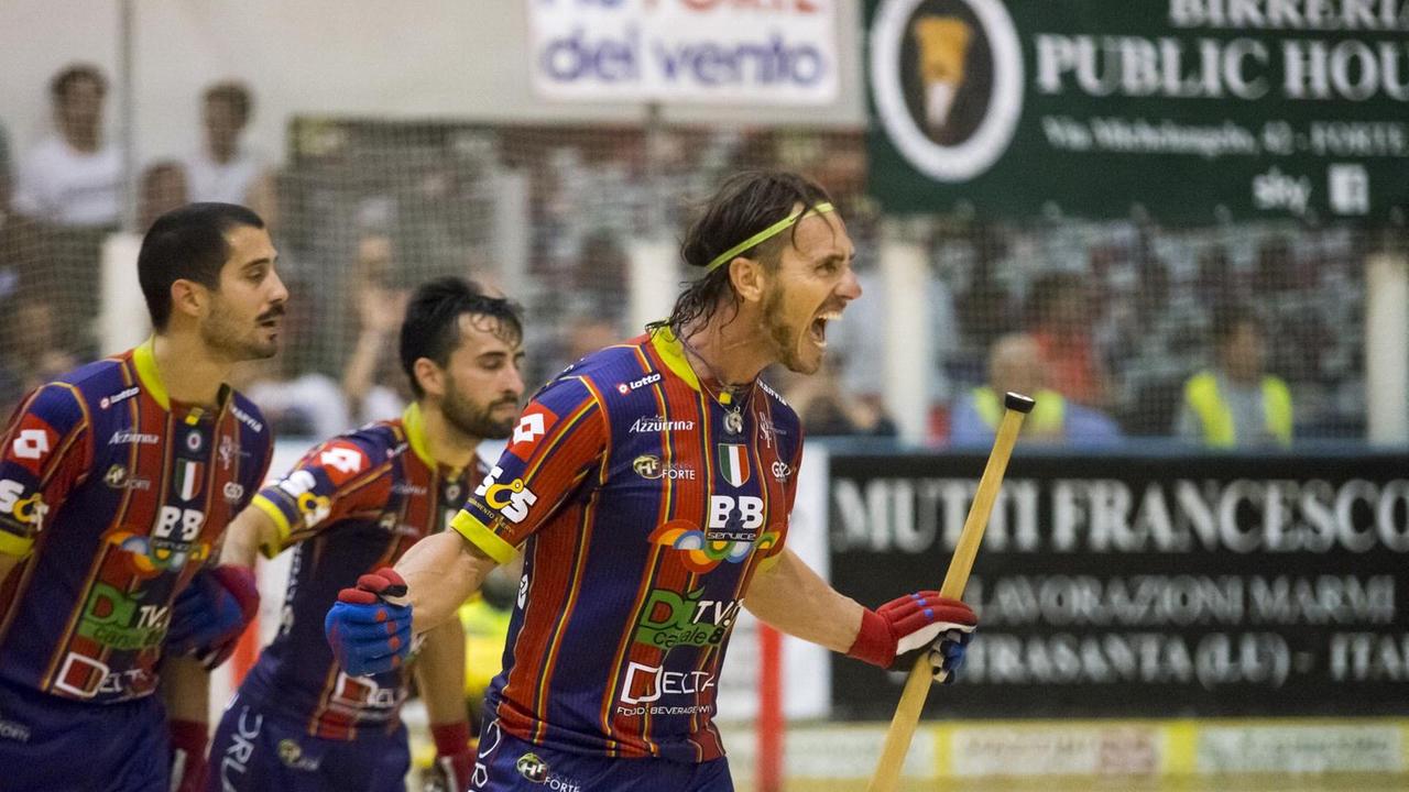 La gioia rabbiosa di Alberto Orlandi dopo uno dei tre gol rifilati al Lodi in gara 2 (foto Gabriele Baldi)