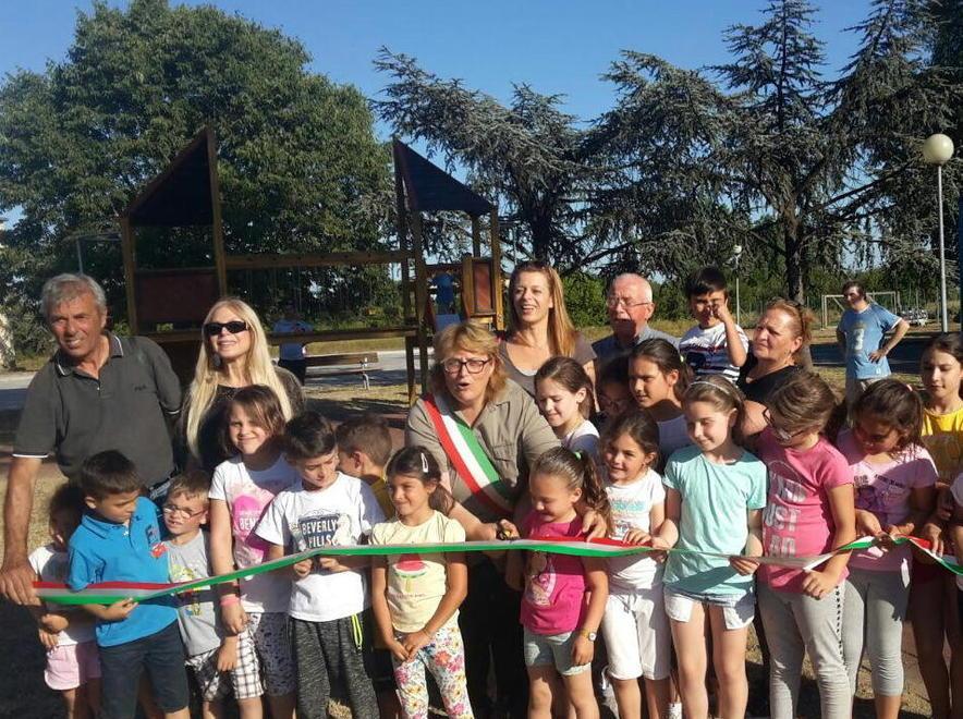 Inaugurato il parco per far giocare i bimbi 