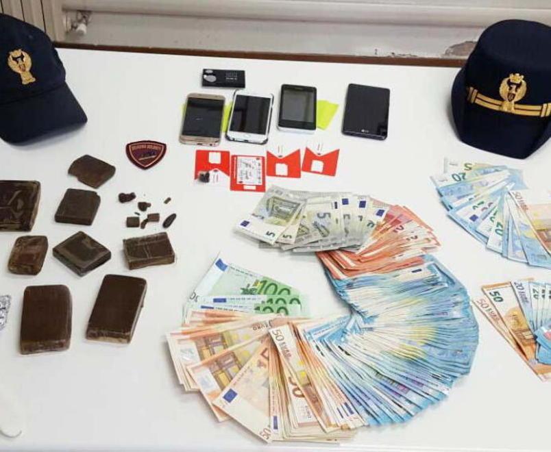 Si lamenta in tv dello spaccio ma viene arrestato per droga 