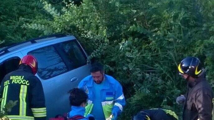 Perde il controllo e finisce con l’auto nella scarpata