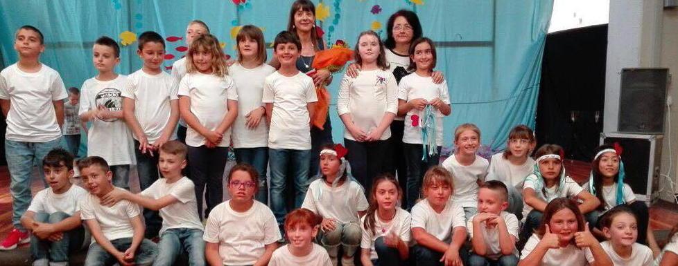I bambini della terza C salutano e ringraziano le maestre 