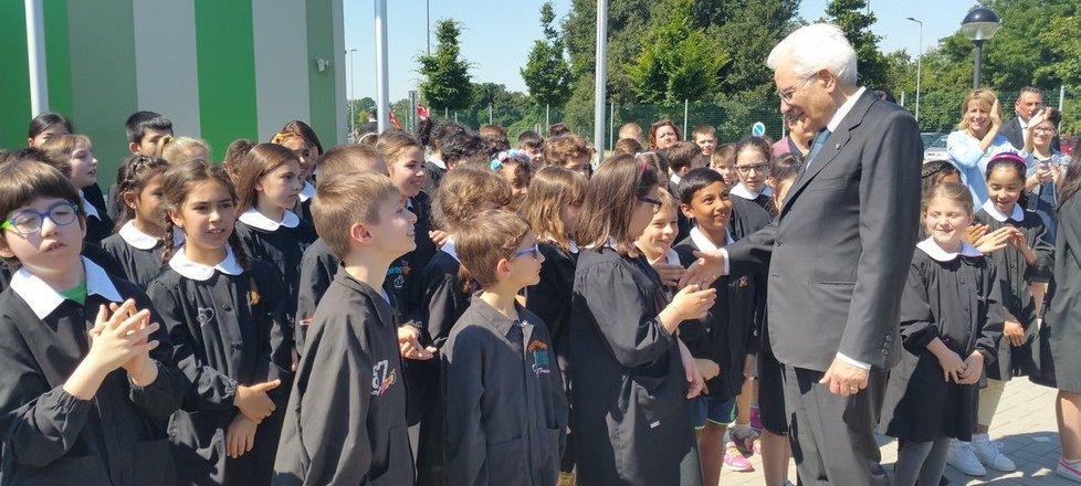 I bimbi cantano per Mattarella e il Papa