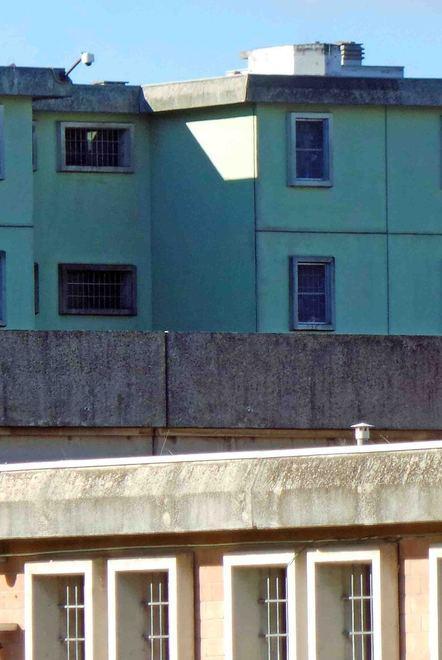 Botte agli agenti penitenziari Cinque detenuti a processo