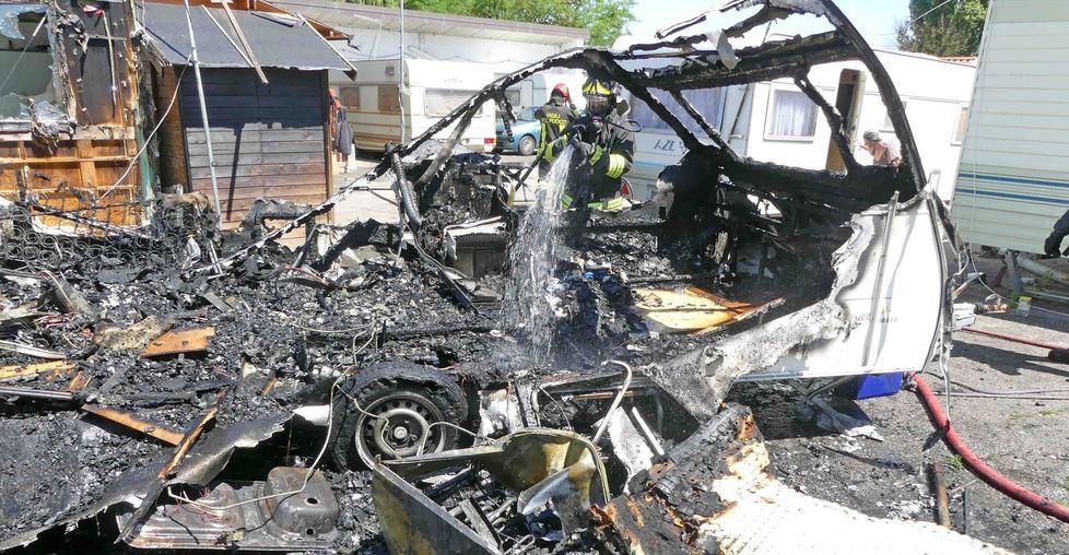 Incendio distrugge camper all’interno del campo nomadi