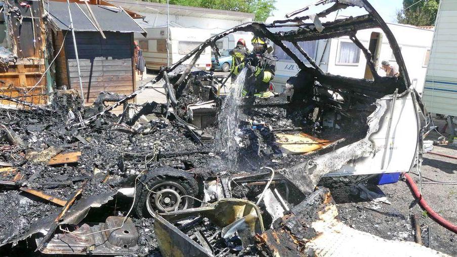 Incendio distrugge camper all’interno del campo nomadi