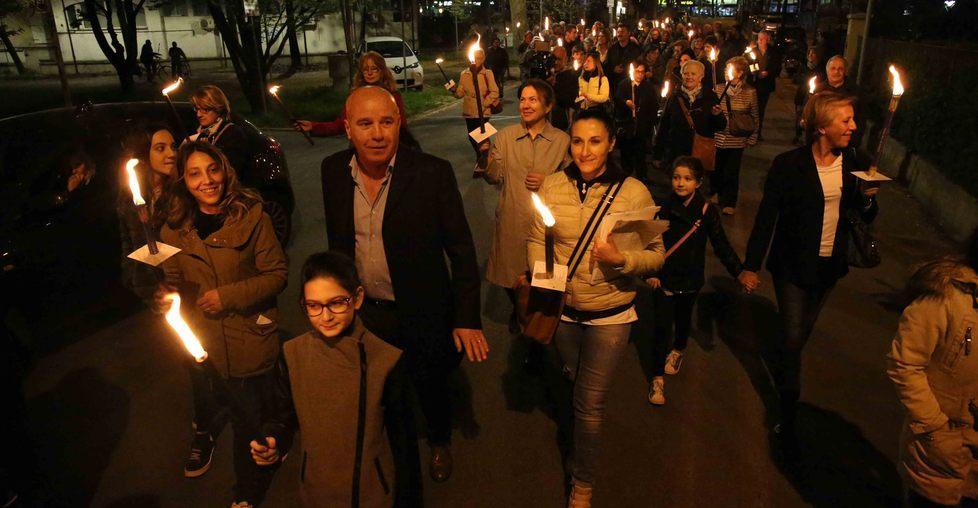 Fiaccolata in centro È tutti contro tutti 