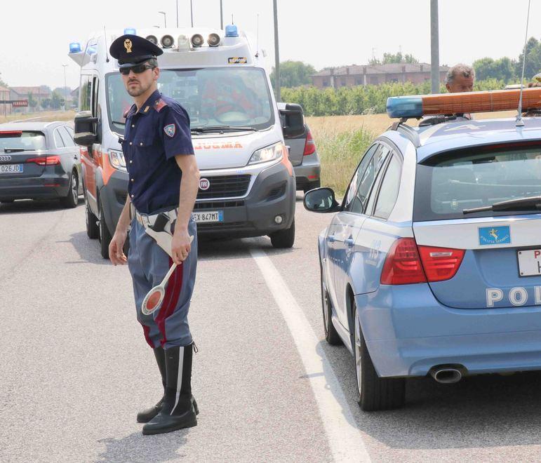 Vola con lo scooter nel campo di grano